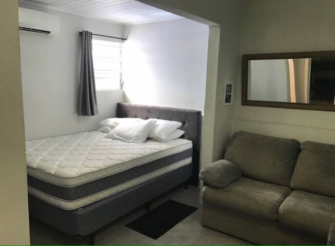 Quarto privativo com cozinha e banheiro