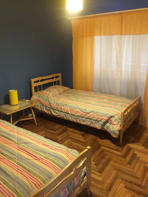 Dormitorio con dos camas, cómoda, espejo y placard. Piso de roble de eslavonia. Colchones de resorte marca Springwall.