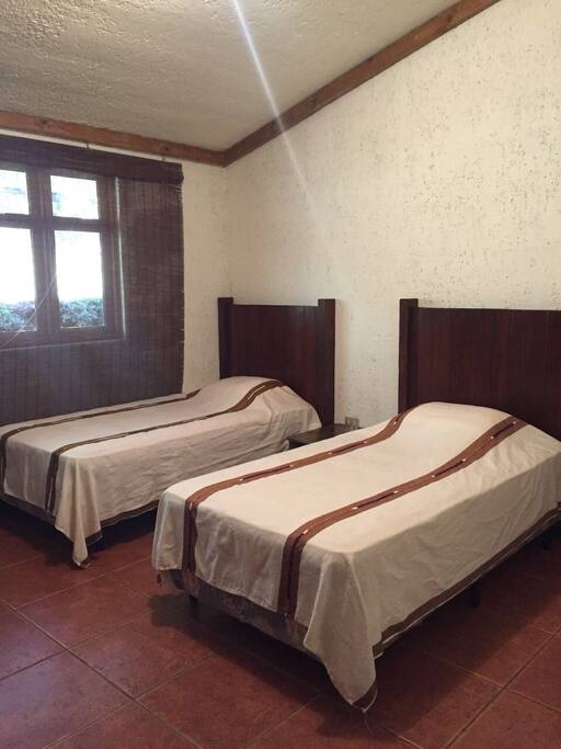 Cuenta con 2 cuartos con dos camas individuales y armario