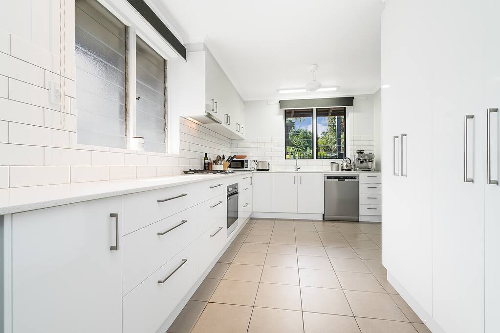 Fully equiped kitchen overlooking the pool.