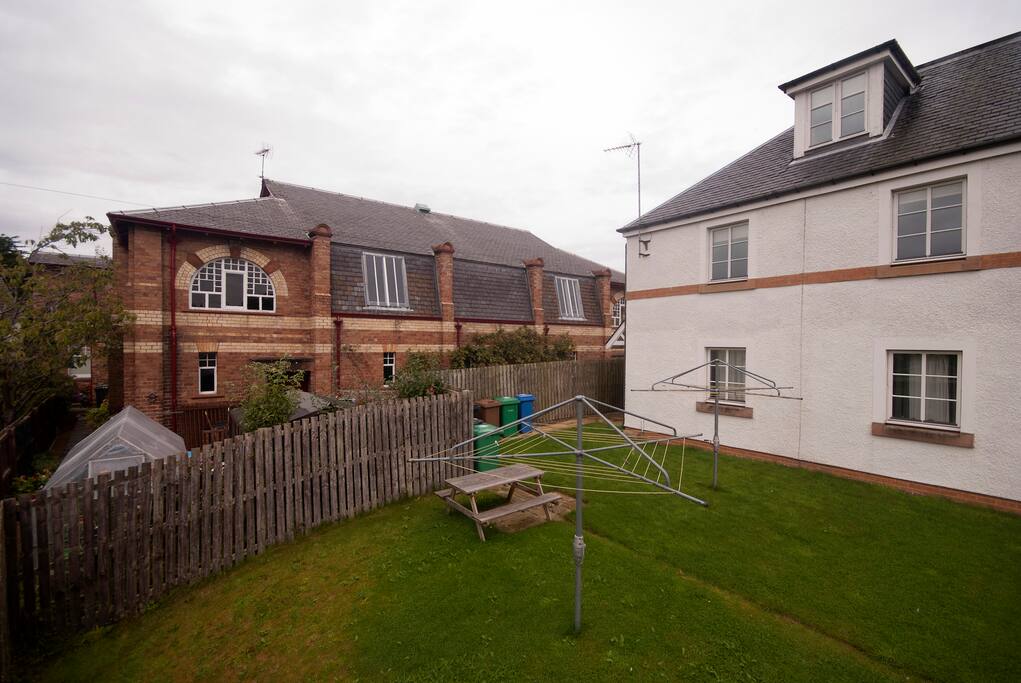 APARTMENT WITH BACKYARD PICNIC BENCH AND LAWN