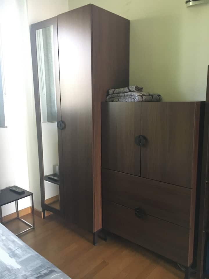 Kast en lade beschikbaar.