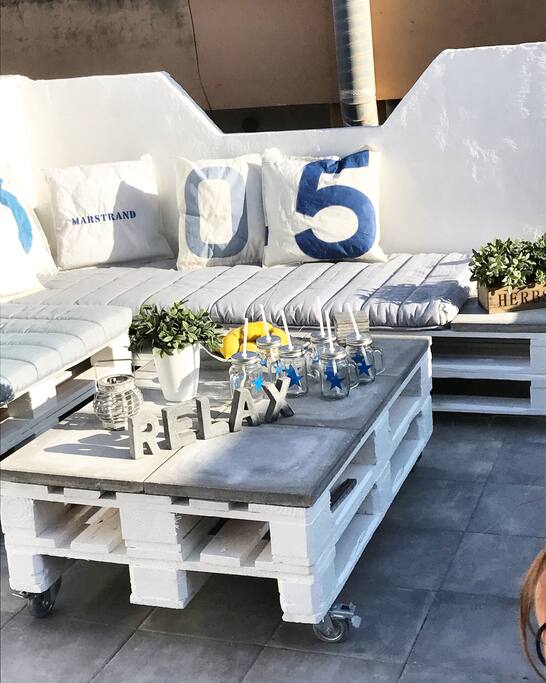 En av många härliga sittgrupper på den 55 kvm stora privata takterrassen. Här uppe finns även stor grill och utekök samt utedusch och mycket plats för mat, umgänge och lata dagar med underbar havsutsikt.