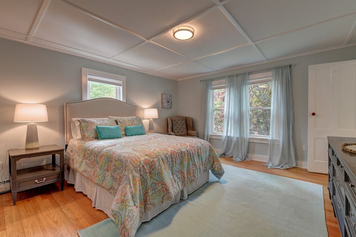 Გადადით ზედა სართულზე მდებარე ჩვენს მშვიდ საძინებელზე, საიდანაც იაპონური ნეკერჩხლის ხე და ცალკე სააბაზანო იშლება.