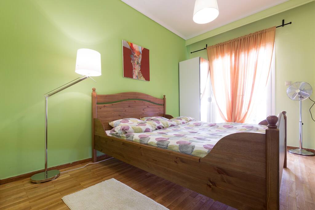 There is a comfortable queen sized bed in the bedroom.