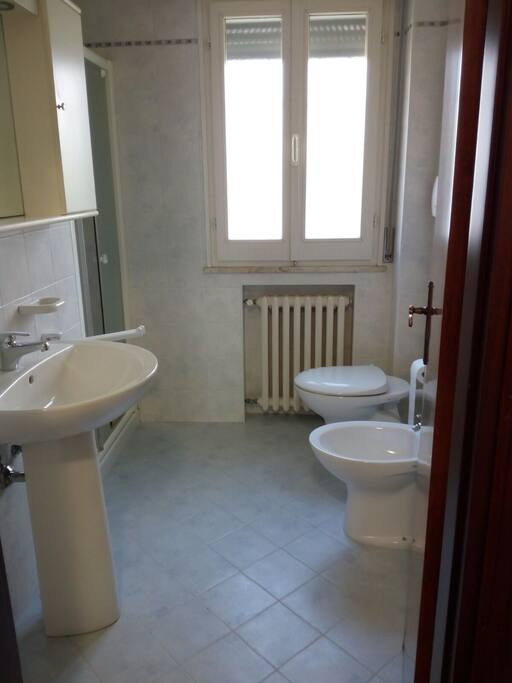 Bagno con box doccia