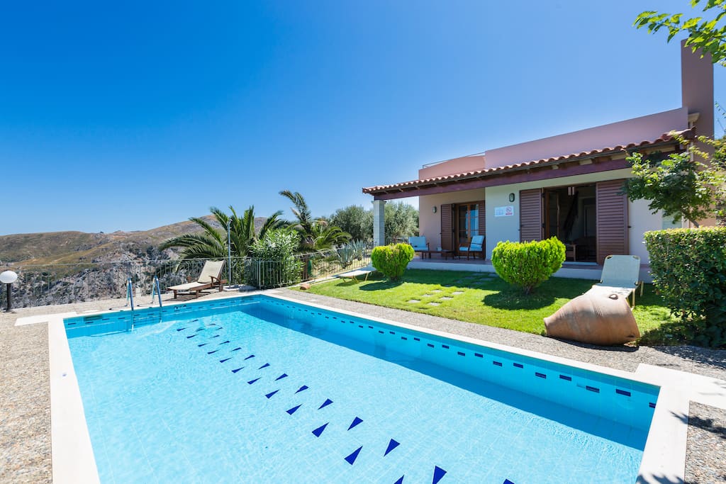 35 m² swimming pool with sun beds, an umbrella , pool side tables & sea view
