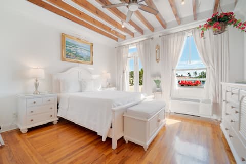 Popular Airbnb listing: Ultimate Palm Beach Island with Grand Terrace in Palm Beach