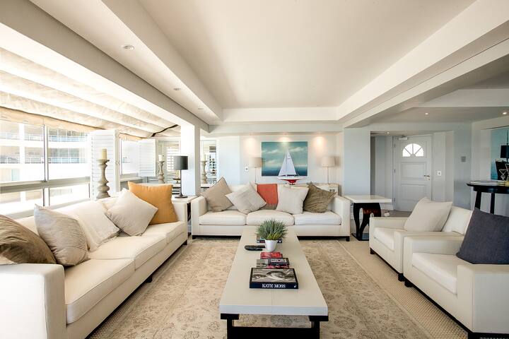 Spacious luxury apartment with infinite sea views gallery image 3