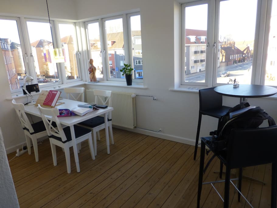 Der er også et 200 x 90 cm whiteboard på væggen i dette lokale