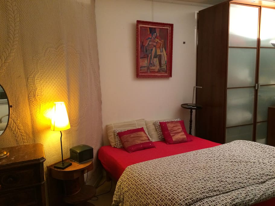 Belle chambre avec TV grand écran et table de travail