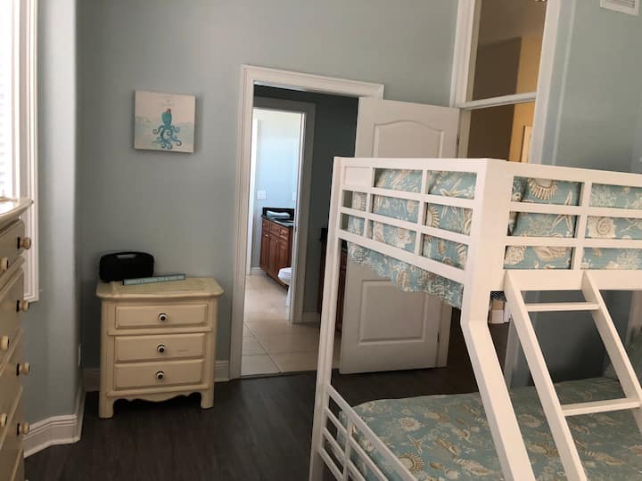 Una vista desde la habitación de invitados para niños delantera hacia el baño Jack y Jill