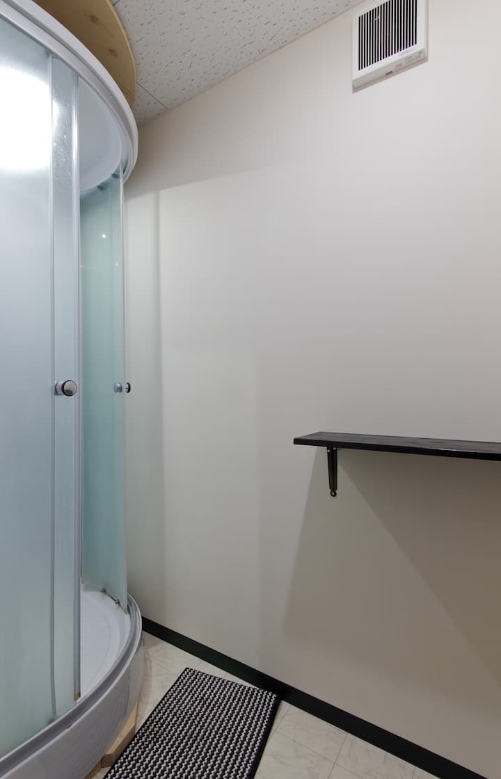 シャワールーム２室あります。
ボディーソープ、シャンプー、コンディショナー完備