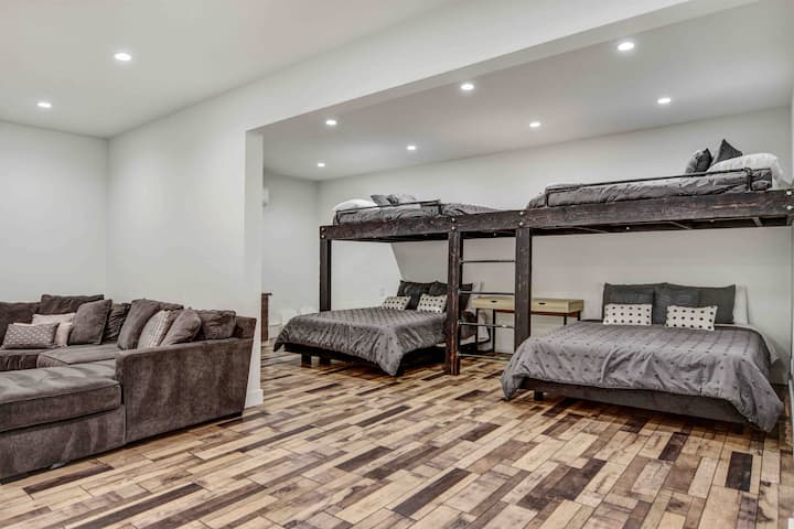 Découvrez la fusion parfaite du confort et de la fonctionnalité alors que le salon se transforme en un espace ouvert orné de lits superposés queen en bas.