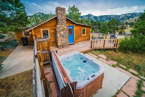 Historic 1br downtown cabin with hot tub and views