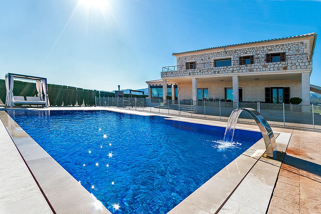 imagen de la fachada principal de la casa y la piscina