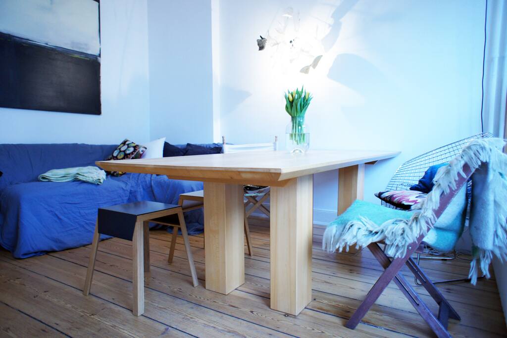 Living room with a big table.