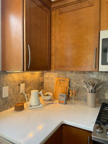 Modern Seaside Stay: Walk to Beach & Explore Newp gallery image 5