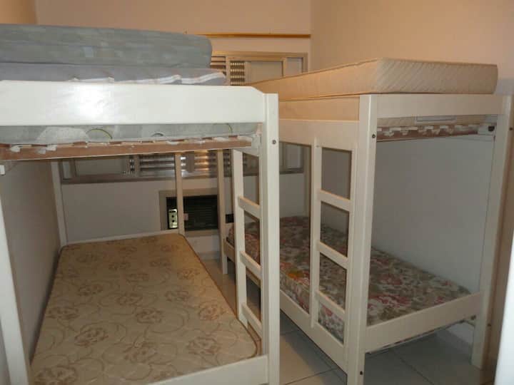 Spavaća soba s 2 kreveta na kat. U njemu mogu spavati 4 osobe.