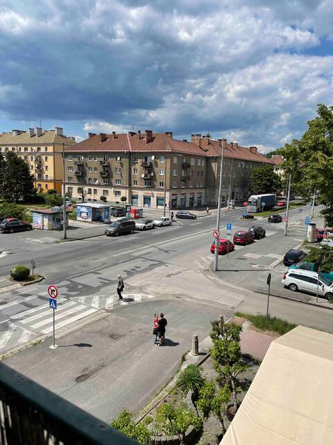 Spacious 3 rooms apartment in the center with parking.