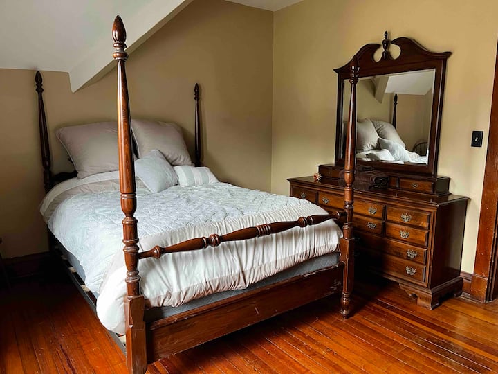 1906 brick suiteprivate by colleges & downtown Houses for Rent in
