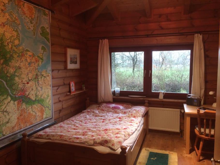 Schlafzimmer mit Bett, Arbeitsplatz und Schrank