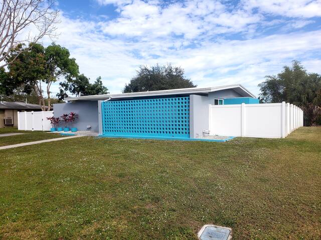 Waterfront Art Deco Palace Official Port Charlotte Florida Fl Usa 3 Bedroom 1 Bathroom