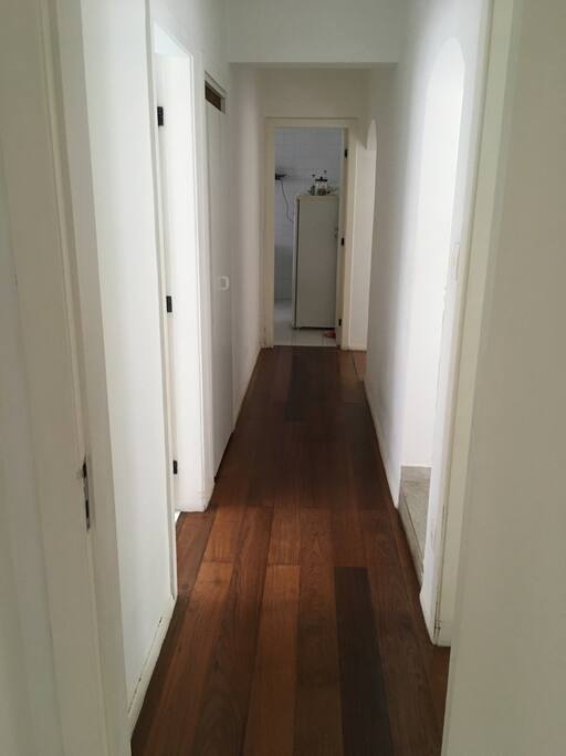Corredor de acesso ao quarto e baneiro.