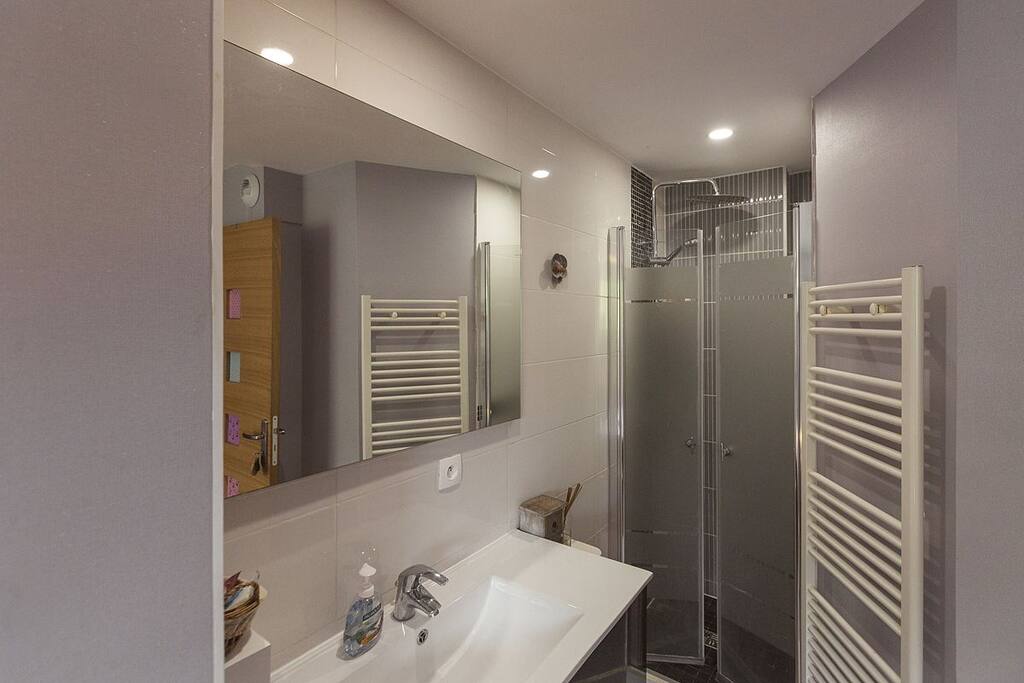 salle d'eau dans la chambre