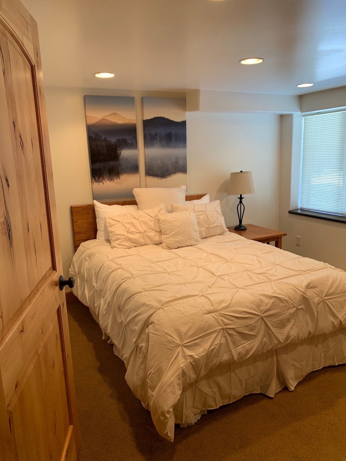 标准双人床卧室 