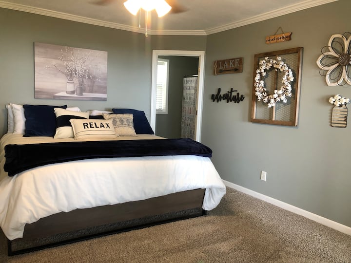 Master bedroom with private en-suite bathroom. 