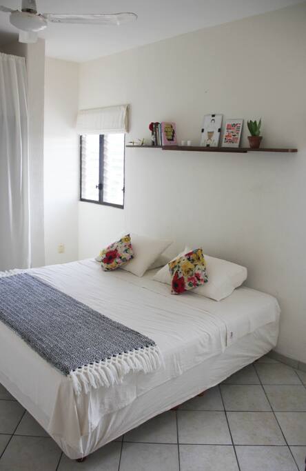 Cuarto Privado con AC, ventilador y clóset.