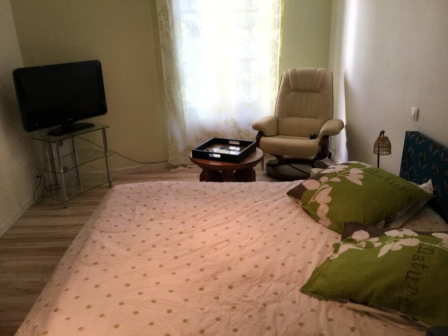 Chambre parentale donnant sur un balcon