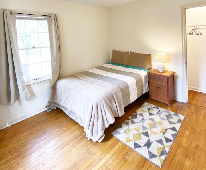 Hiki ni chumba cha kulala cha kwanza karibu na sehemu ya juu ya ngazi (chumba cha kulala kamili, sehemu ya kutosha ya kabati)