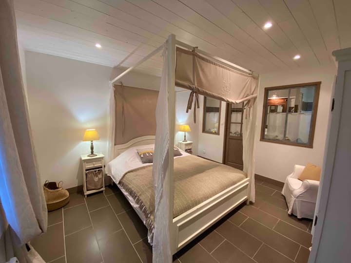 卧室1
一楼
2人-床160 x 200厘米
带淋浴+浴缸的衣柜和扶手椅
卫生间 