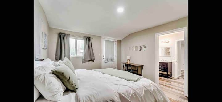 Segundo de 3 dormitorios grandes con una cama queen y un escritorio de oficina para hacer cualquier trabajo. 