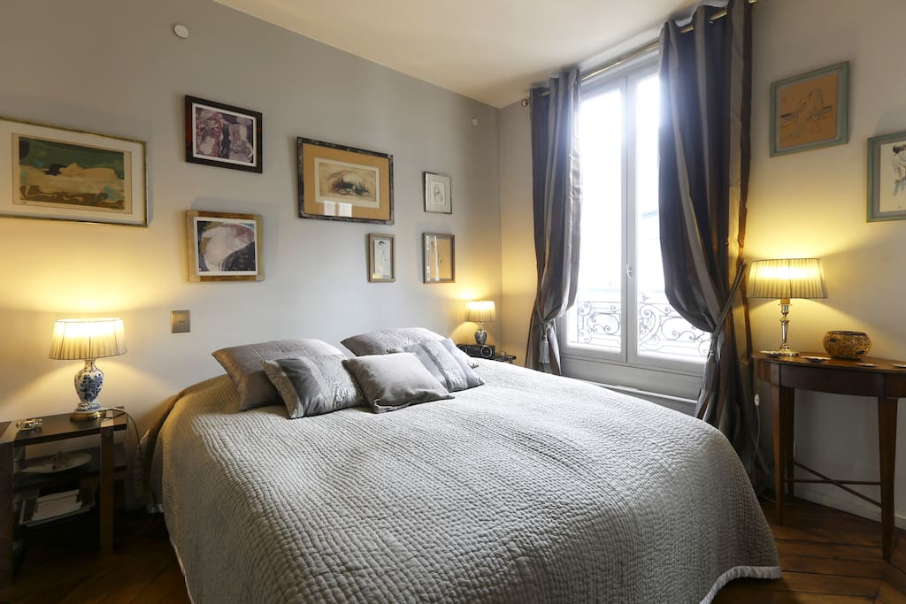 La chambre lumineuse sur une cour intérieure claire et calme