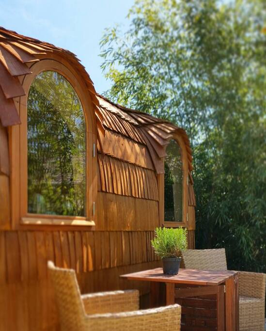 Die kleine private Terrasse vorm Igluhut mit bequemen Stühlen.
