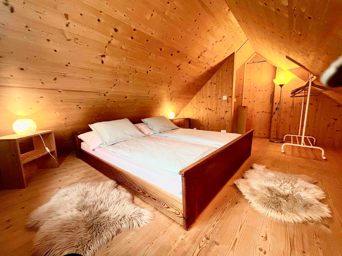 سرير مزدوج، مريح وواسع مصنوع يدويًا، وسائد مزدوجة، مصباحين إضاءة ومصباح ساق.