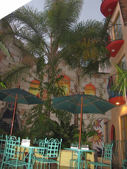 En nuestro patio central podrás disfrutar de un rato agradable con el sonido del agua de nuestra fuente.