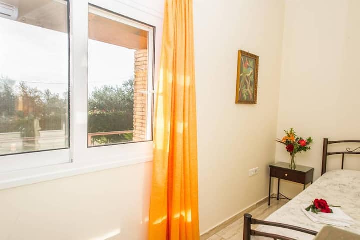 第二間臥室，配有兩張單人床和花園景觀