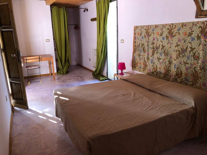 Dhoma e dytë kryesore e gjumit në të cilën mund të shtosh një krevat tek.