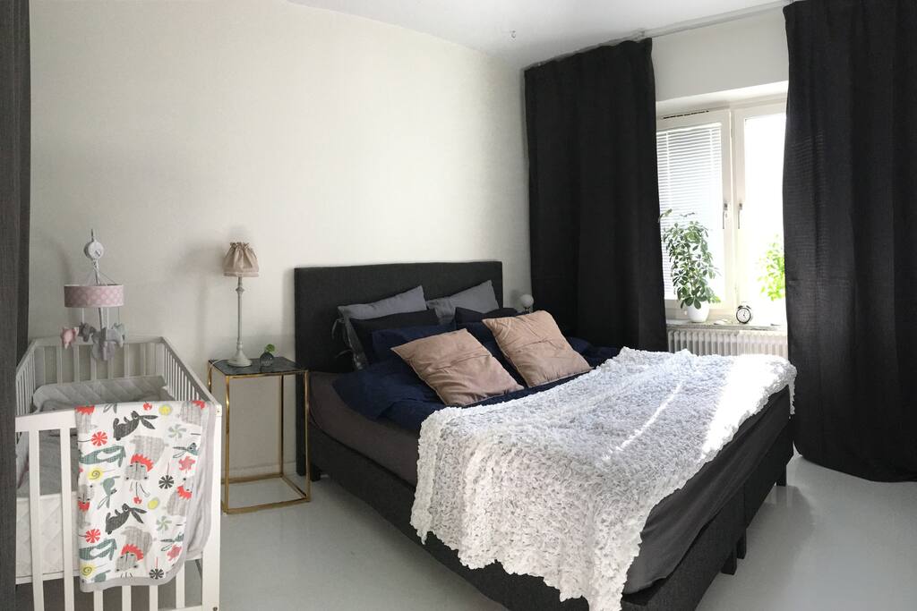 Sovrum med dubbelsäng samt spjälsäng/ Masterbedroom