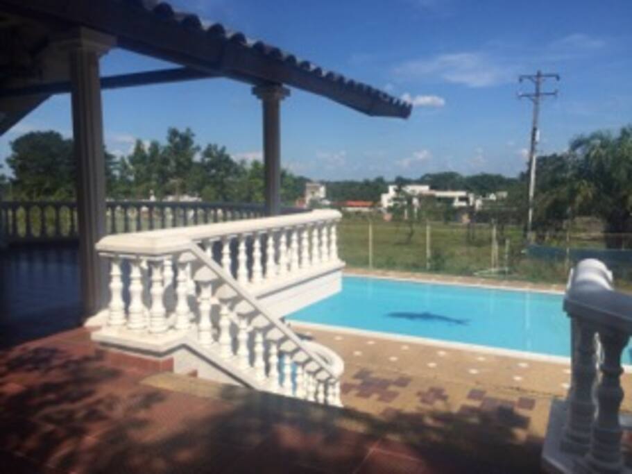 Vista a la piscina y al llano al fondo.