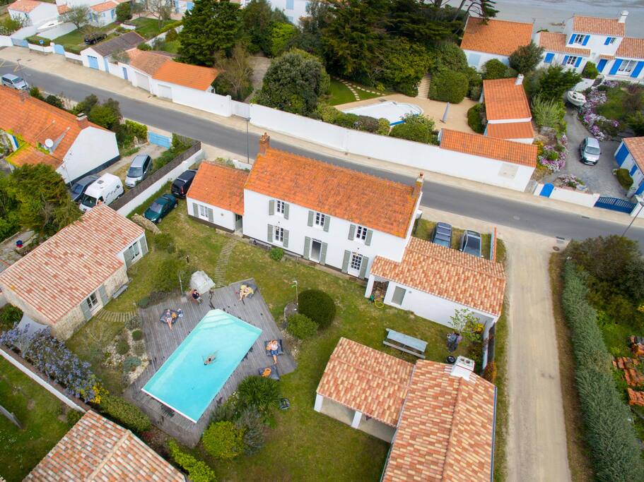 A gauche la petite maison, au centre la maison principale à droite le Préau.