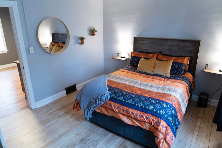 The other bedroom that proves there are in fact two bedrooms. This is not just the same bedroom from a different angle with a different bedspread. Promise.