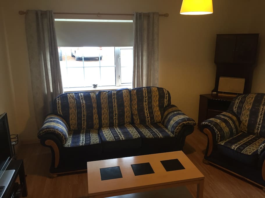Large sitting room with 32 in tv and DVD player