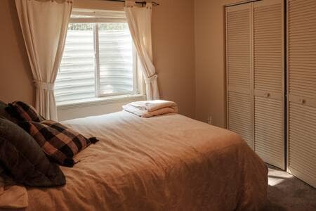 Spálňa na prízemí 1/4 - manželská posteľ Queen
