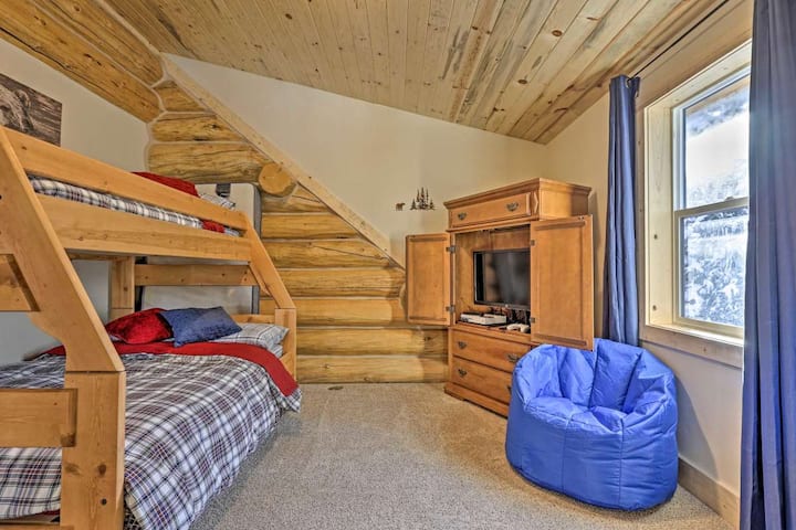 上下铺熊客房设有双人床、单人床和带轮活动床。我们还提供XBOX ，供您使用，您可以自行登录。