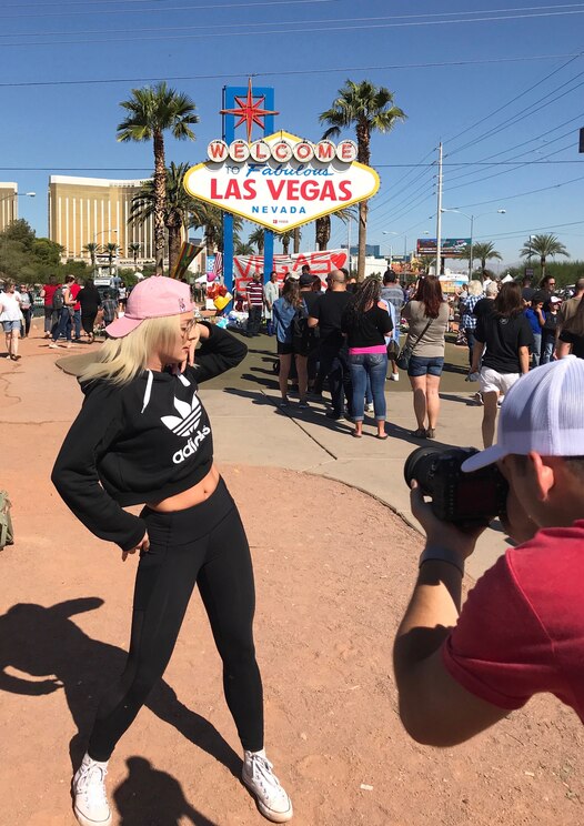 Show full-screen, host-provided image